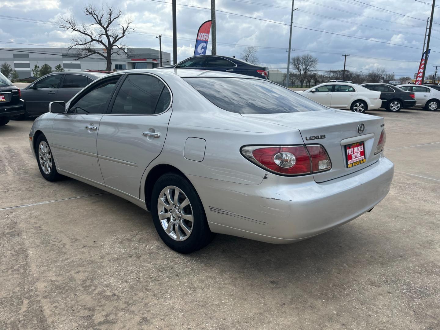 2003 SILVER /gray Lexus ES 300 Sedan (JTHBF30G135) with an 3.0L V6 DOHC 24V engine, 5-Speed Automatic Overdrive transmission, located at 14700 Tomball Parkway 249, Houston, TX, 77086, (281) 444-2200, 29.928619, -95.504074 - Photo#4